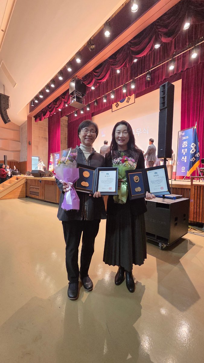 2025년 폭력예방교육 유공 표창, 안양여성의전화 수상

12월 31일, 폭력예방교육 유공 표창 시상식에서
단체 부문: 안양여성의전화 부설 가정폭력·성폭력통합상담소 (정애경 소장 대표 수상)
개인 부문: 김보선 강사
가 수상의 영예를 안았습니다.