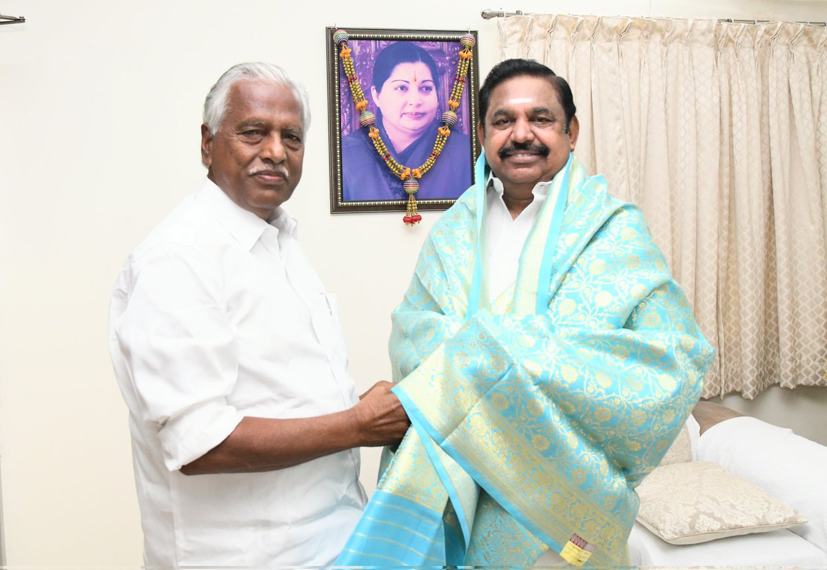 AtimukaP's tweet photo. #புத்தாண்டு_வாழ்த்து .!

கழக பொதுச் செயலாளர், 
 #எடப்பாடியார் அவர்களை இன்று நேரில் சந்தித்து பூங்கொத்து கொடுத்து  ஆங்கிலபுத்தாண்டு வாழ்த்துக்களைதெரிவித்தார்

அதிமுக துணை
பொதுச் செயலாளர்
வேப்பனஹள்ளி சட்டமன்ற
உறுப்பினர் முன்னாள் அமைச்சர்உயர்திரு ஐயா

#KP_முனுசாமி_BABL_MLA அவர்கள்🔥 https://t.co/iOQCkpUdj7