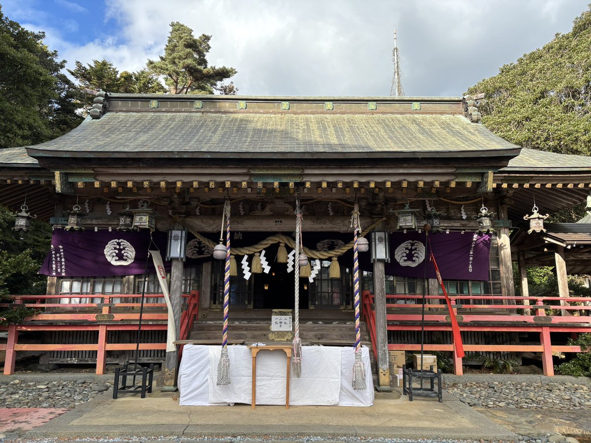 OsakiShrine's tweet photo. 初詣の準備が着々と整って参りました。
お正月限定の御朱印も頒布予定です。
また、混雑回避の為に御賽銭箱を延長しました。お参りしやすくなっておりますので、3列並びにご協力ください。

どうぞ良い年越しをお過ごし下さい。
初詣へのお越しをお待ちしております。 https://t.co/bEDd9gDbdw