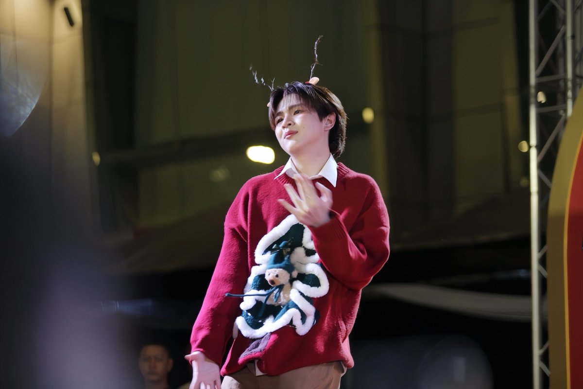 ultthanon's tweet photo. ขอบคุณโอกาสดีๆจากทาง @centralwOrld นะครับ เป็นประสบการณ์ที่ดีก่อนส่งท้ายปีเก่าจริงๆ…see you 2026 
#ultthanon #AMAZINGBOY #AMAZINGBOYTHAILAND https://t.co/jegfCFyYxG