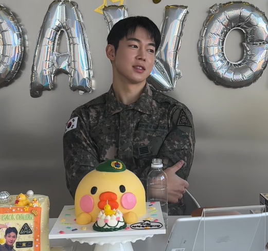 얼굴 상태 너무 좋은데 이분 낯가리느라 지금 반 이상 카메라 못 쳐다보고 옆만 쳐다보는데요