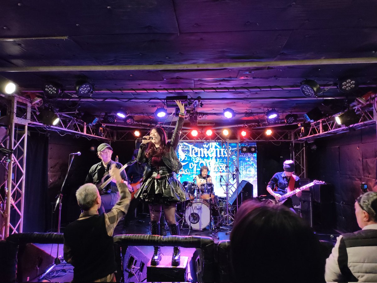 timothy_fire's tweet photo. 12/28と12/30で #吉祥寺Crescendo に行ってました。オリメンのElements of Verseが観られて良かったです！古参ヲタとしてはアルバム発売を望みます(笑)

#THUNDERWARRIOR はTHUNDERWARRIORでした！どんどん良くなってる気がする！ということでライヴ納めでした！ https://t.co/kUJdXlhj2G