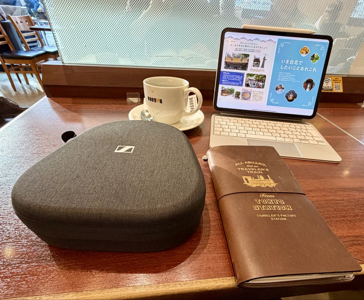 IjP54m's tweet photo. 大晦日のドトール。 コーヒーの香りに包まれながら、静かに一年を振り返っています。

振り返ると、周囲の雑音に心を削られ、振り回されることもあった一年でした。 でも、その経験があったからこそ、ようやく自分の「本当の居場所」に気づけた気がします。

これからは、小さなささやきさえも真っ直ぐに届くような、誠実な場所を大切にしようと思います。

新しく迎えたゼンハイザーのヘッドホンが教えてくれた、 派手な飾りや嘘のない、透き通った空気のような「ありのまま」の関係。

3月の定年、そして台北への旅。 来年は、そんな心地よい時間と誠実な繋がりに、自分の大切なリソースである「時間とお金」を注いでいこうと決めました。

今年お世話になった皆さま、本当にありがとうございました。 どうぞ、心穏やかな良いお年をお迎えください。

#Sennheiser #MOMENTUM4 #ゼンハイザー #トラベラーズノート #iPadProM4 #自分への投資