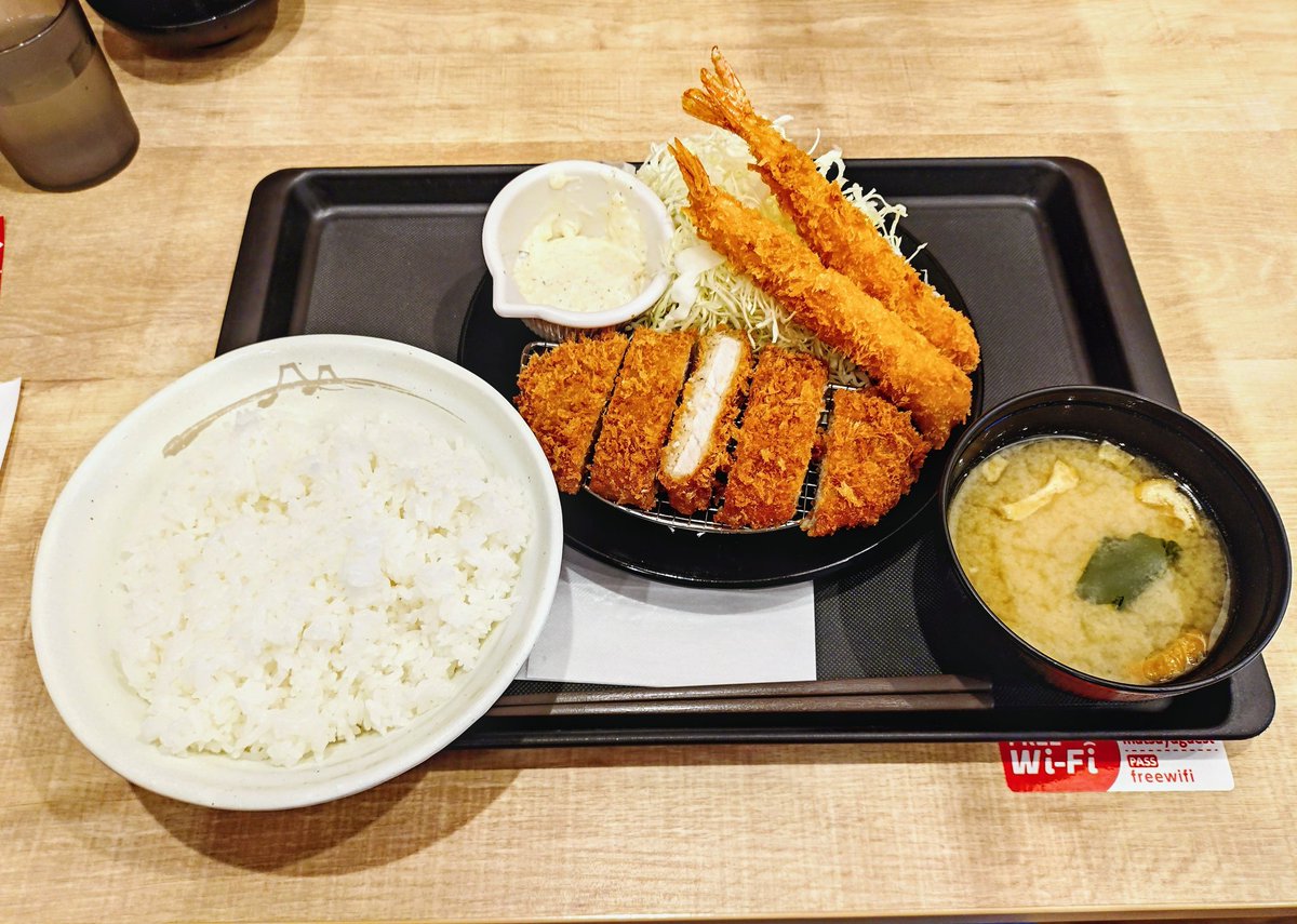 Type10Ak's tweet image. 宮城県大崎市古川、松屋古川店。

ロースカツ海老フライ定食（ご飯特盛）970円。

岩手県奥州市のラーメン屋が激混みだったので諦めて地元でご飯にしました。