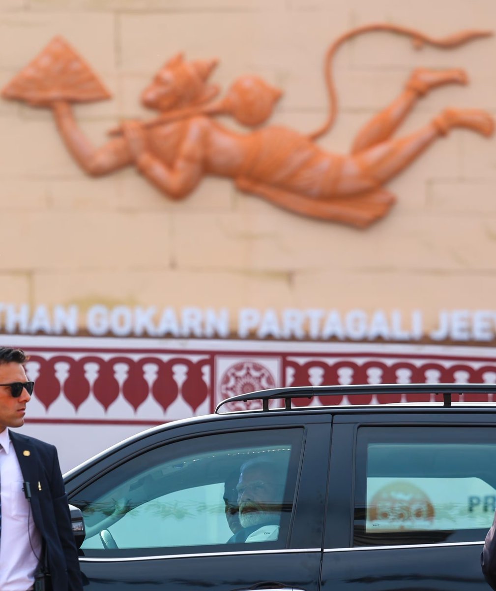 DDNewslive's tweet photo. PM Narendra Modi’s 2025 in pictures — A year that reflects India’s spirit

PM @narendramodi  at the Shree Samsthan Gokarn Partagali Jeevottam Math in Goa.

@PIB_India @MIB_India @PMOIndia 
#PMModi #Goa #GokarnPartagaliMath