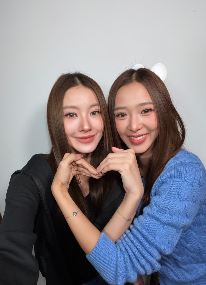 ขอให้ 2026 เป็นปีที่ดีของทุกคนน้า ขอบคุณ 2025 ปีแห่งการเรียนรู้และเติบโตขึ้นอีกปี ขอบคุณน้อง <a href="/filmracha/">ฟิล์มรชา99🎞️</a> นะ ทุกๆเรื่องเลย เดินมาถึงตรงนี้ด้วยกันผ่านอะไรด้วยกันมา ต่างหล่อหลอมให้เราเป็น #น้ำตาลฟิล์ม ในทุกวันนี้ เพราะเป็นฟิล์ม และจะต้องเป็นฟิล์มจริงๆ และทุกครั้งที่เราหันหลังมา