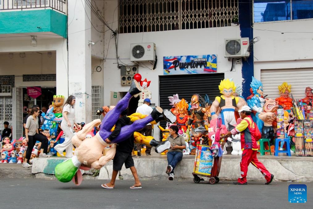PuebloEnLnea's tweet photo. #Monigotes puestos a la venta en un puesto, en la ciudad de Guayaquil, #Ecuador, el 30 de diciembre de 2025. https://t.co/R0JJMvy5YB