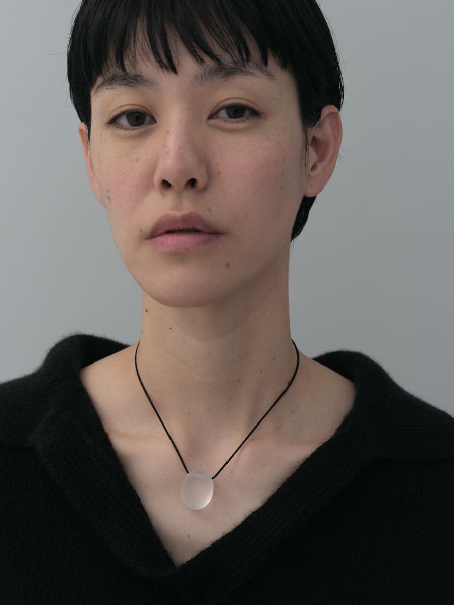 お守りのような、水晶のオーバルネックレス

長さ調整が可能な黒いシルクコードは着用しやすく洗練されたスタイリングに。

ニットからジャケットまで、様々な装いでお楽しみ頂けます。

1101.com/store/sirisiri…