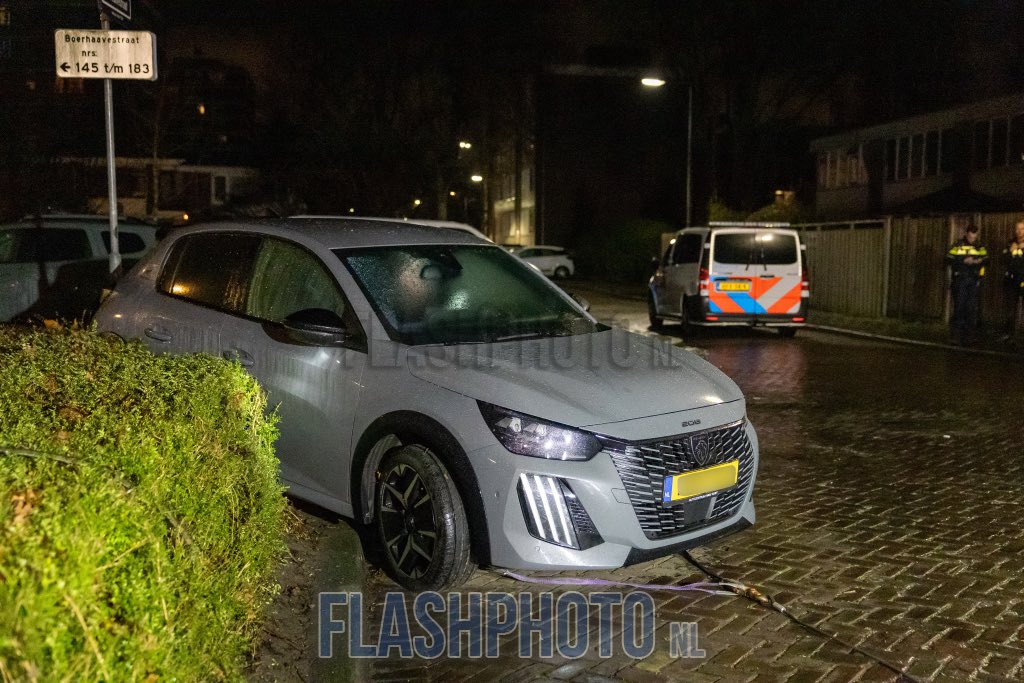 Politiewagen ramt auto's door spekgladde weg in Vlaardingen
