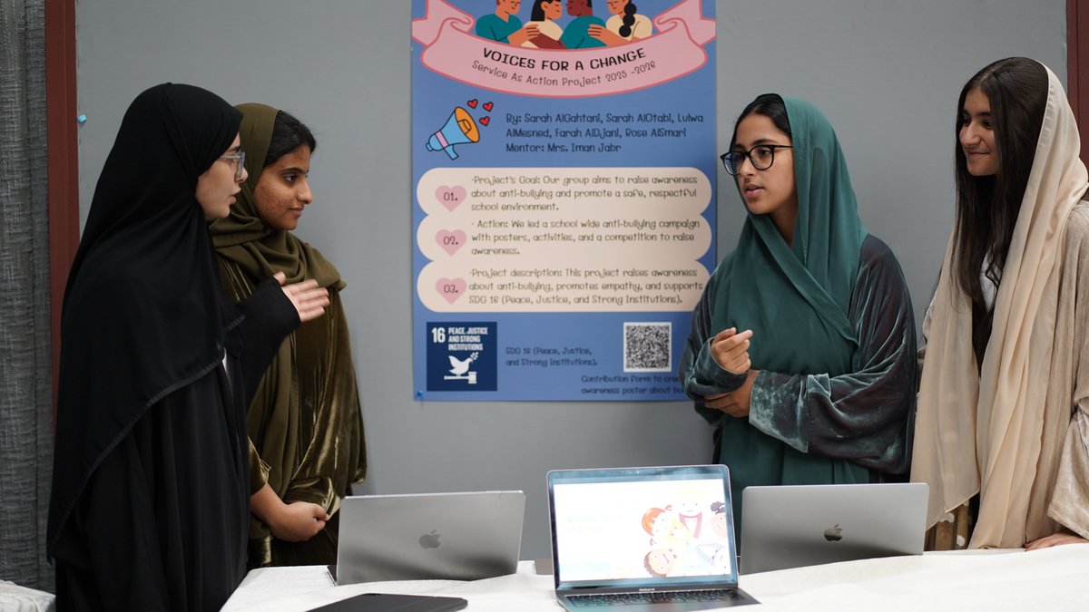 انطلاقًا من إيماننا بأهمية خدمة المجتمع في بناء شخصية قيادية ومسؤولة، نظّمت مدارس الظهران الأهلية معرض مشاريع خدمة المجتمع، بمشاركة طالبات الصفين السادس والسابع.
يهدف المعرض إلى إبراز جهود الطالبات في تقديم مبادرات خدمية ومجتمعية متنوعة، عكست وعيهن وروح المبادرة والعمل التطوعي،