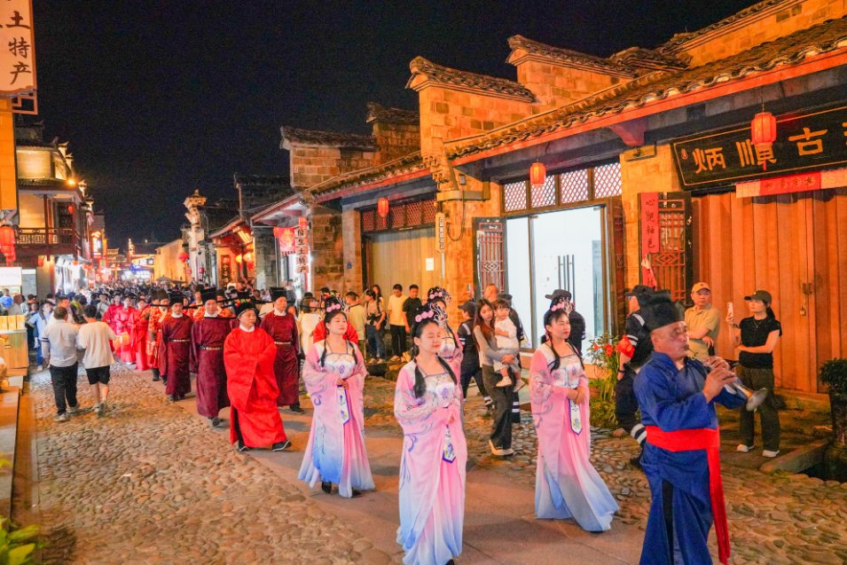 HolaSanming's tweet image. ❤️ Taining, Fujian, is known as an "ancient town of the Han and Tangdynasties and a famous city of the Song dynasty." With the New Year's holiday approaching, why not come and have a wonderful time in Taining, Fujian? 🥳
#NewYearsHoliday #Taining #Sanming #RefreshingFujian