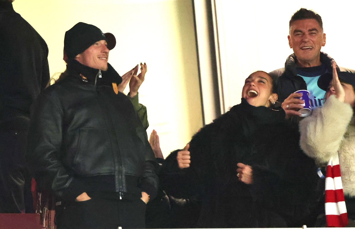 aloe14aloe's tweet image. dua lipa at the emirates last night🥳