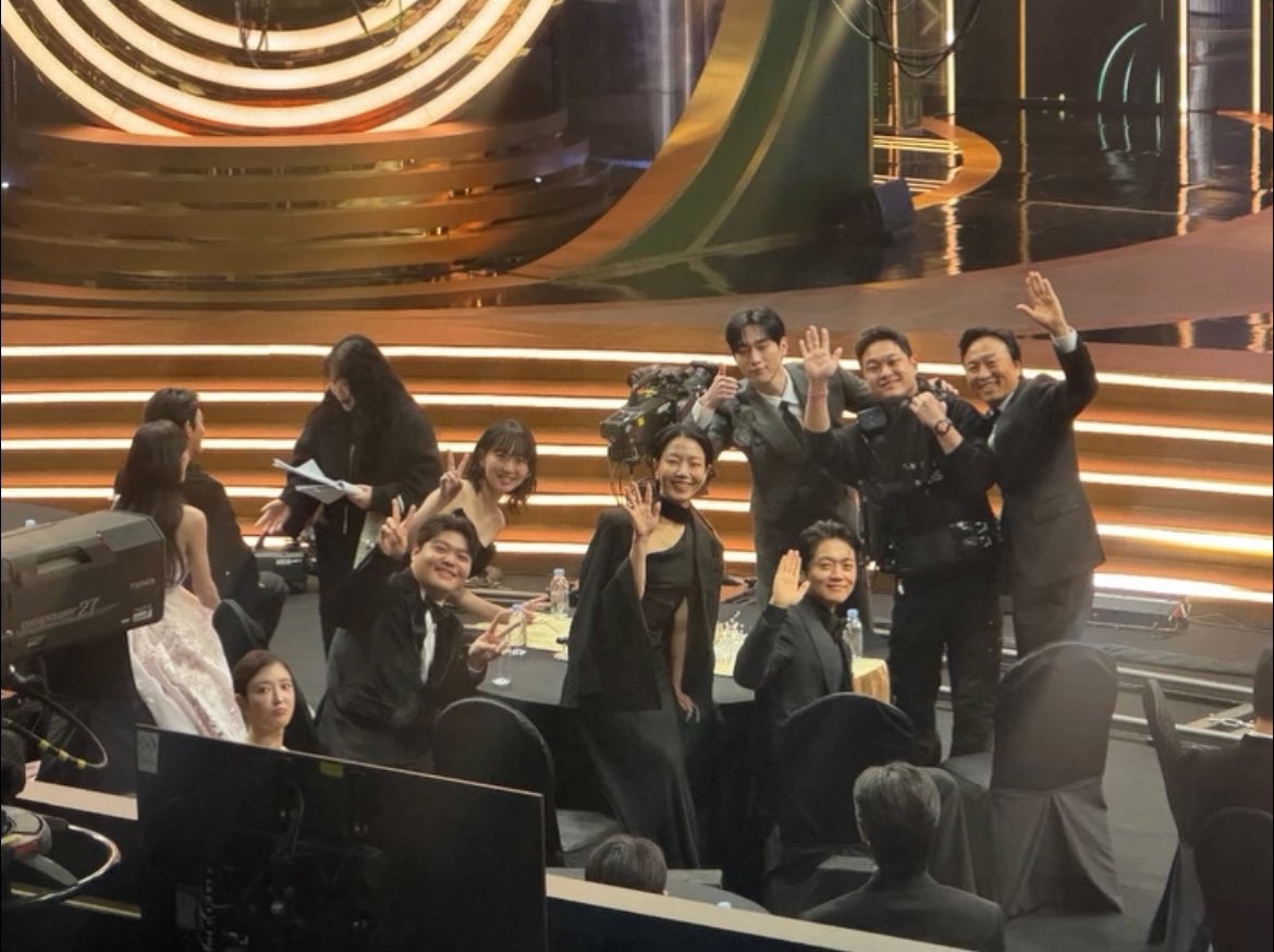 ciabyscene's tweet photo. #UndercoverHighSchool camera director who was on duty last night, uploaded a photo of the team 🖤 https://t.co/Hn5CYRedJ4