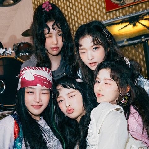 หาก ADOR แพ้คดีฟ้องร้องแดเนียล สมาชิกคนอื่นๆ  ของ NewJeans ก็มีสิทธิ์ตามกฎหมายที่จะยกเลิกสัญญาของตัวเองได้เช่นกัน เนื่องจากสูญเสียความไว้วางใจในบริษัท

ADOR อาจฟ้องร้องแดเนียลเพื่อหลีกเลี่ยงการละเมิดสัญญาที่ทำไว้กับสมาชิกคนอื่นๆ เนื่องจากพวกเขาได้เซ็นสัญญาเพื่อคงสถานะวง NewJeans