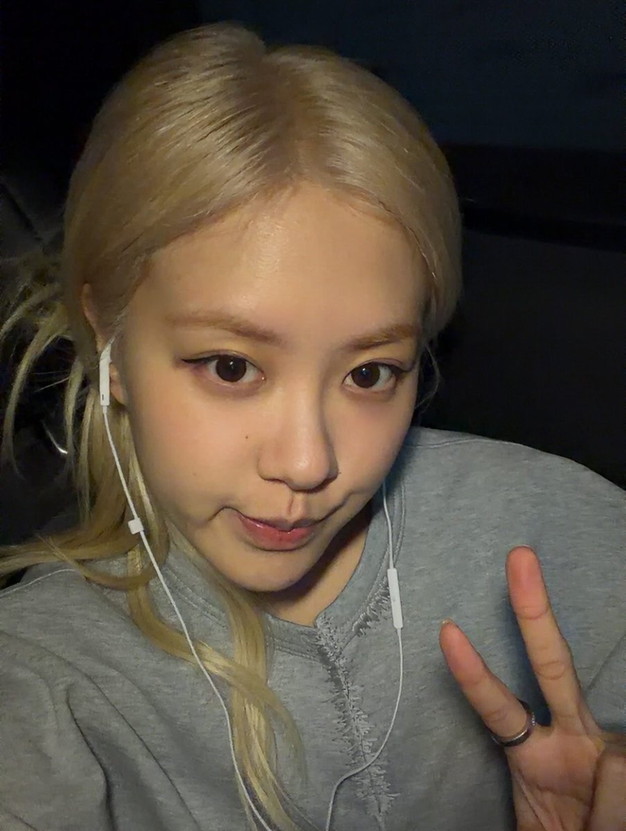 roseannepics's tweet image. WE LOVE YOU ROSÉ😭🤍🤍🤍