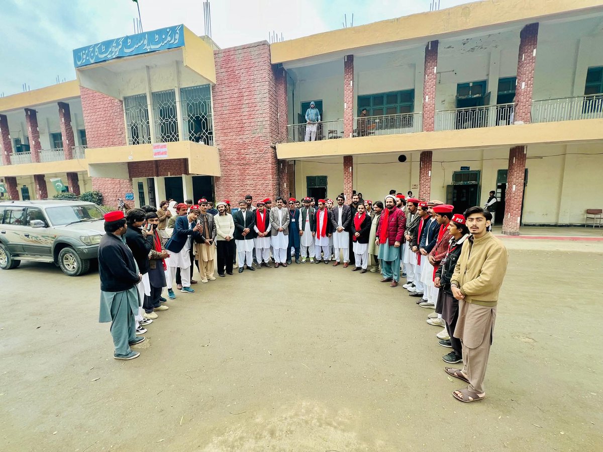 pakhtoon_hikmat's tweet photo. پختون سٹوڈنٹس فیڈریشن گورنمنٹ پوسٹ گریجویٹ کالج بنوں کے زیر اہتمام  سٹڈی سرکل عبدالصمد خان شهيد  آڈیٹوریم ھال میں صدر ارسلان خان کی صدارت  میں منعقد ہوا ۔
سٹڈی سرکل کا موضوع عوام نیشنل پارٹی اور پختون سٹوڈنٹس فیڈریشن کا کردار پر رکھا تھا

#AwamiNationalpartyBannu
#PSFBannu https://t.co/xG8OYk5qaa