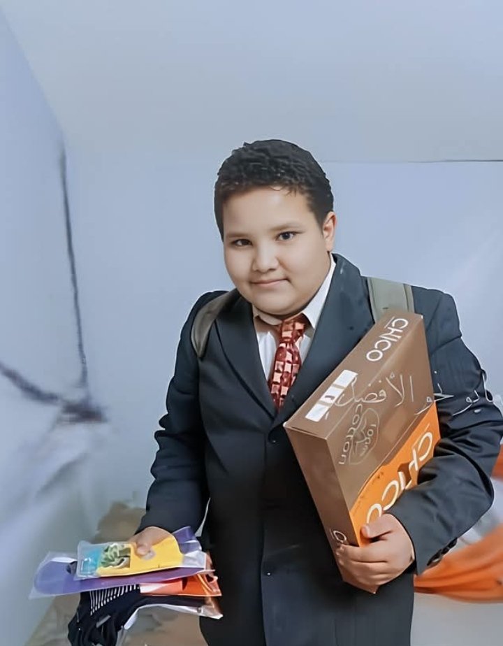 snaae123's tweet image. كنت قاعدة في كافيه مفتوح في حلوان وفجأةلقيت ولد قمر وطيب لابس بدلة وكرافته  بيبيع شرابات وبكل هدوءلابيفرض عليك نفسه ولا بيتنح عشان يبيع
ولد مؤدب قووي مش بيرخم عليك خالص
قلتله هنزل صورتك علي النت قالي يعني هبقي مشهورذي محمد صلاح قلتله والله نفسي محدش عالم 
فرحوه بكلمة من قلوبكم ❤