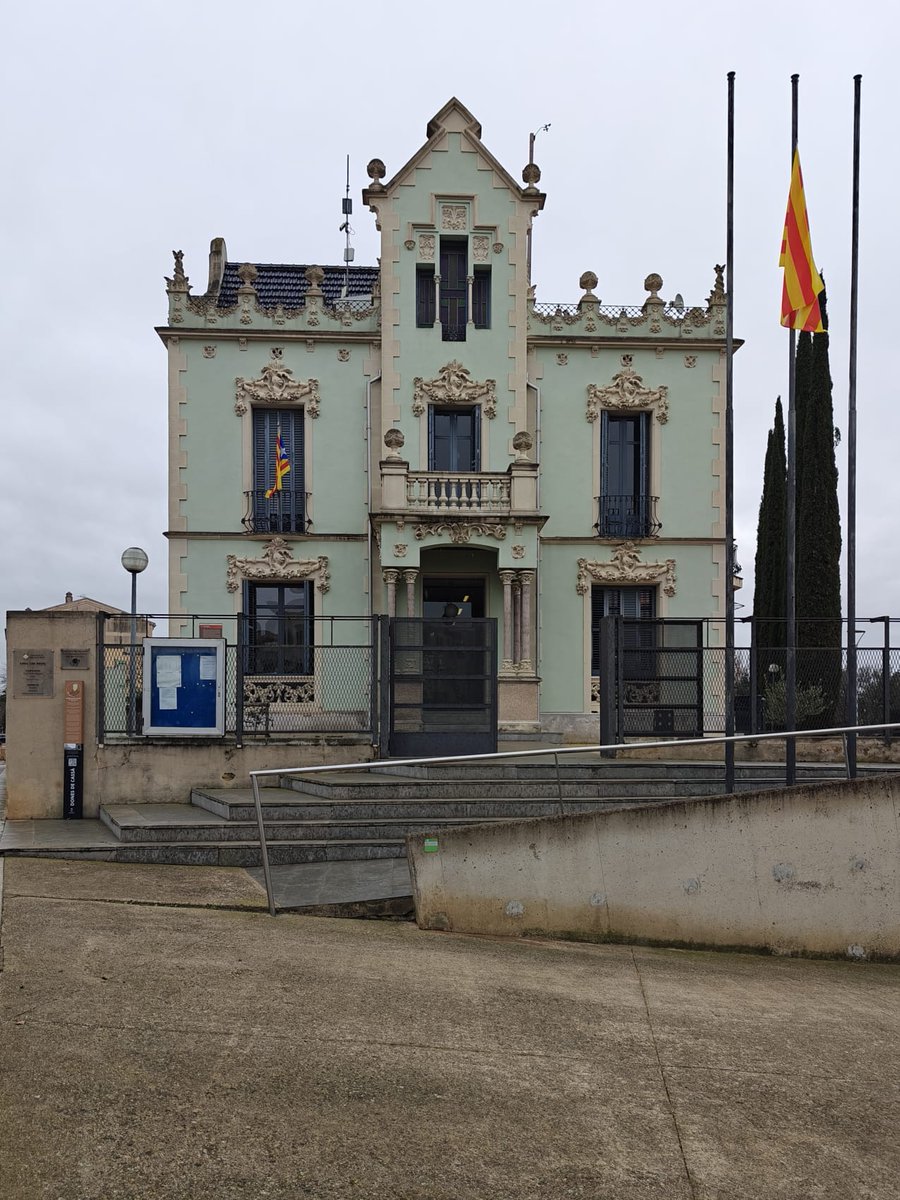 Avui dimecres 3️⃣ 1️⃣ de desembre l'Ajuntament de Cassà romandrà tancat per festa administrativa. 
Per a qualsevol gestió podeu fer-la a través de la Seu Electrònica en el web de f.mtr.cool/facebtnuon 
Per urgències podeu trucar a la Policia Local, 972 46 10 69. 
#InfoCassà