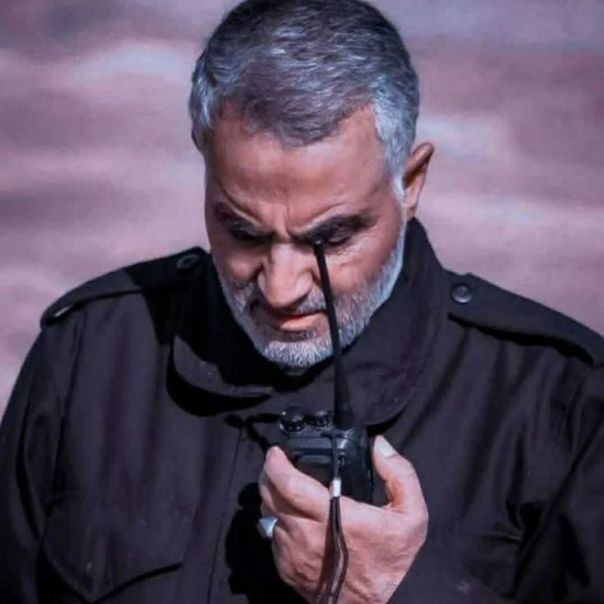 F716730495's tweet photo. شهید سلیمانی: 
شرط عاقبت‌به‌خیری ارتباط دلی و قلبی و حقیقی با امام خامنه‌ای است. هر کس صدای نایب امام زمان را نشنود صدای امام زمان را نخواهد شنید.... 
#پرچمدار_آزادگی
#ایرانمرد https://t.co/nBv4WuJfoE
