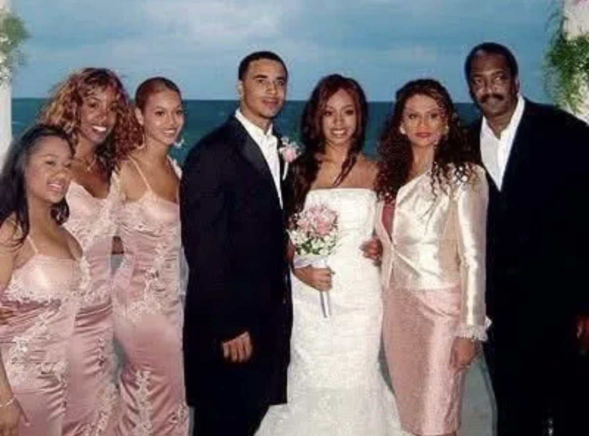 Damilola_Celia's tweet image. Not me thinking solange son got married 😂😂😂