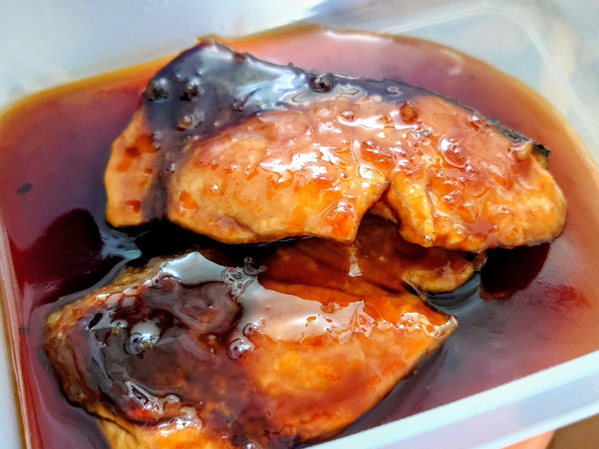 ブリを霜降りにして下ごしらえして、フライパンで焼き目つけて、
じゃじゃーん✨
照り照りのぶりの照り焼きできました🐟