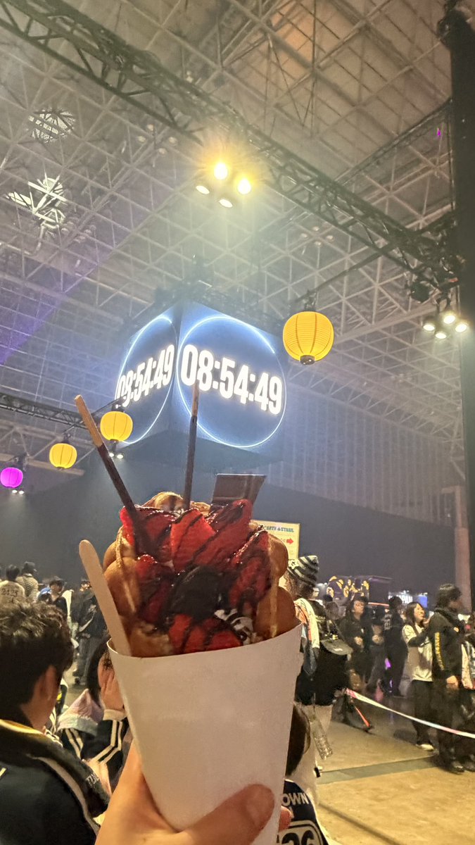 pomimom_boyz's tweet photo. 今年もあと9時間くらい🐍⇨🐎うまうま😋
ねぇフェス飯クオリティがすごい🥺こんなのなかったよ✨会場もここまで快適じゃなかったよ。みんなのお行儀も良くてとっても過ごしやすいよー😳✨✨昔は良くも悪くも（？）もっと荒ぶった者達が多かった（イメージ）笑　＃CDJ https://t.co/pfhVXE7ye2