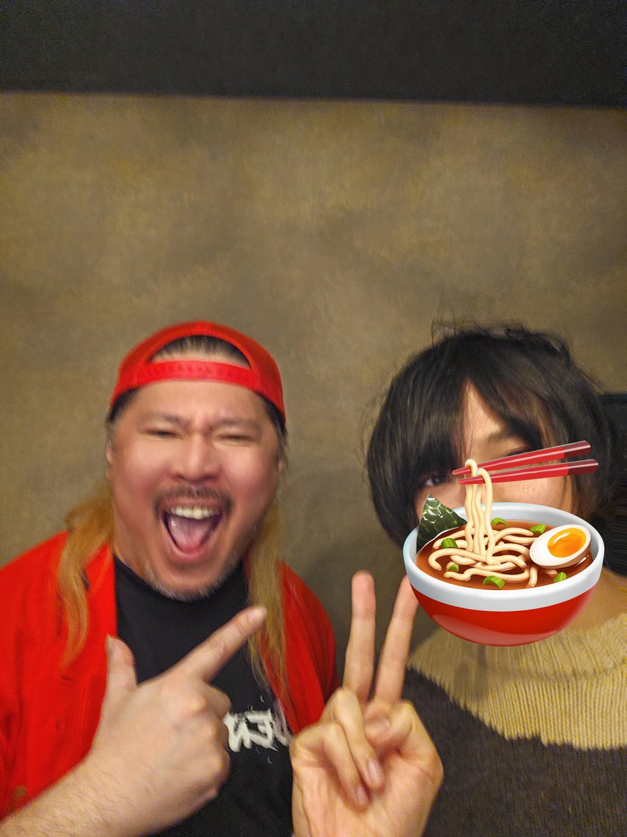 sionwahuuu's tweet photo. #ヒカル さんたちに会いに #べんてん屋 にいけたぁ！
外で並んでるときめっちゃ相馬さんが話してくれてめっちゃ面白かった😆

ラーメンはピリ辛のみそうますぎてずっとスープ飲めちゃう！細麺なのが大好き！
ヒカルさん桑田さんめっちゃイケメンだったなぁ😘
相変わらずのおもろいトークで入店から退店まで最高だ！
毎日来てねって冗談で行ってましたが、月一はいきますね笑

動画楽しみにしてます！