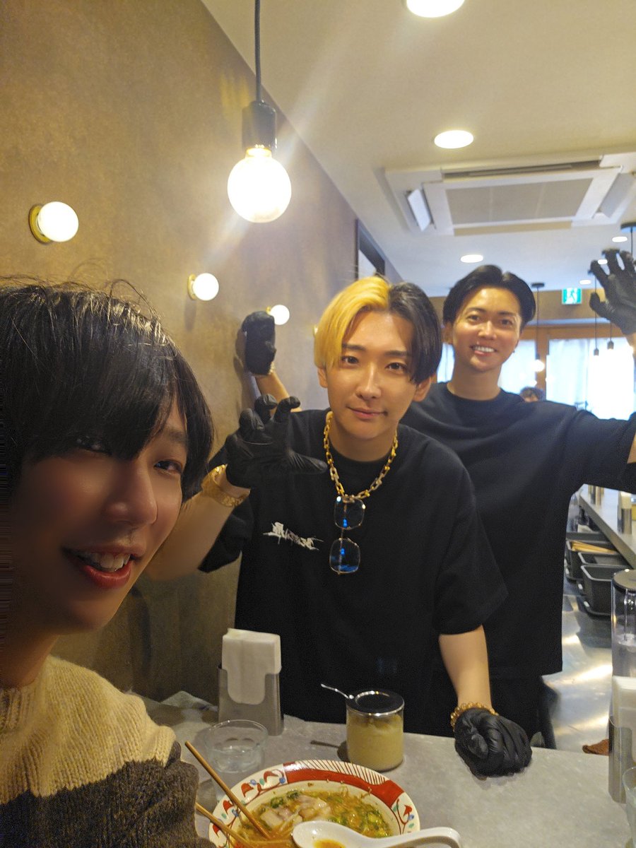 sionwahuuu's tweet photo. #ヒカル さんたちに会いに #べんてん屋 にいけたぁ！
外で並んでるときめっちゃ相馬さんが話してくれてめっちゃ面白かった😆

ラーメンはピリ辛のみそうますぎてずっとスープ飲めちゃう！細麺なのが大好き！
ヒカルさん桑田さんめっちゃイケメンだったなぁ😘
相変わらずのおもろいトークで入店から退店まで最高だ！
毎日来てねって冗談で行ってましたが、月一はいきますね笑

動画楽しみにしてます！