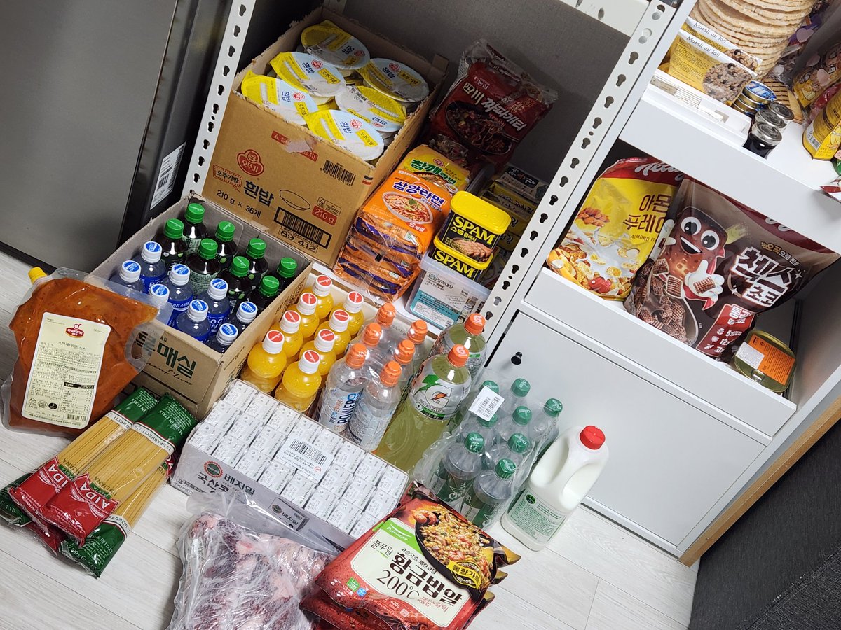 솔직하게 고백합니다..

더 이상 일하지 않아도
올해동안 먹고 살만큼의 경제적 여유를
가지고 있습니다..