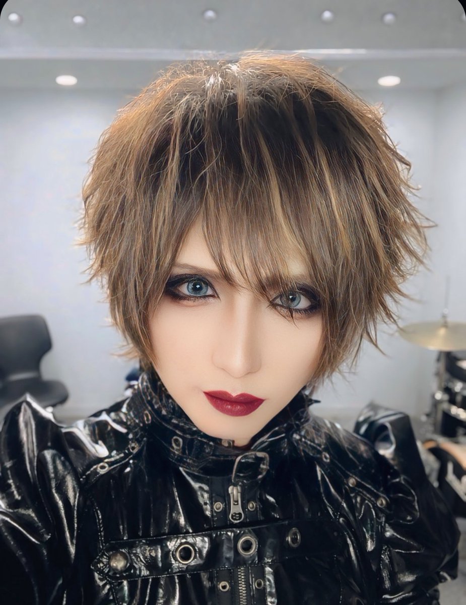 昨日はBlackHoleありがとうございました！
久しぶりのライブ&amp;地獄のセトリで肺が潰れそうなくらい体力やばかったけど、めちゃくちゃ楽しかったからまた早くやりたいね

みんな身体に気をつけてなー
良いお年を！！