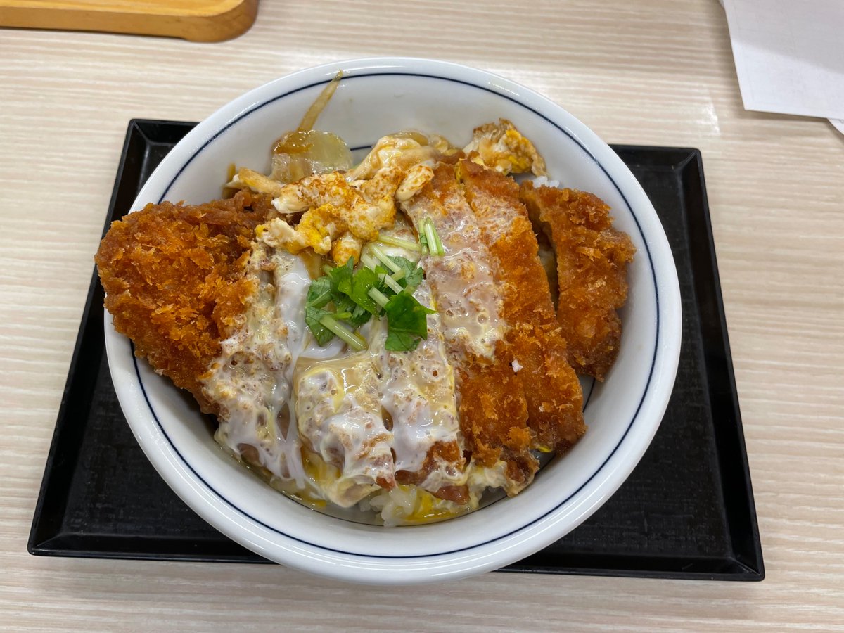 少し遅めのカツ丼～！
カツ丼といえば…
刑事物の取り調べ室の定番でしょう👀
カツ丼くれないと、自供してやらねーぜ♪