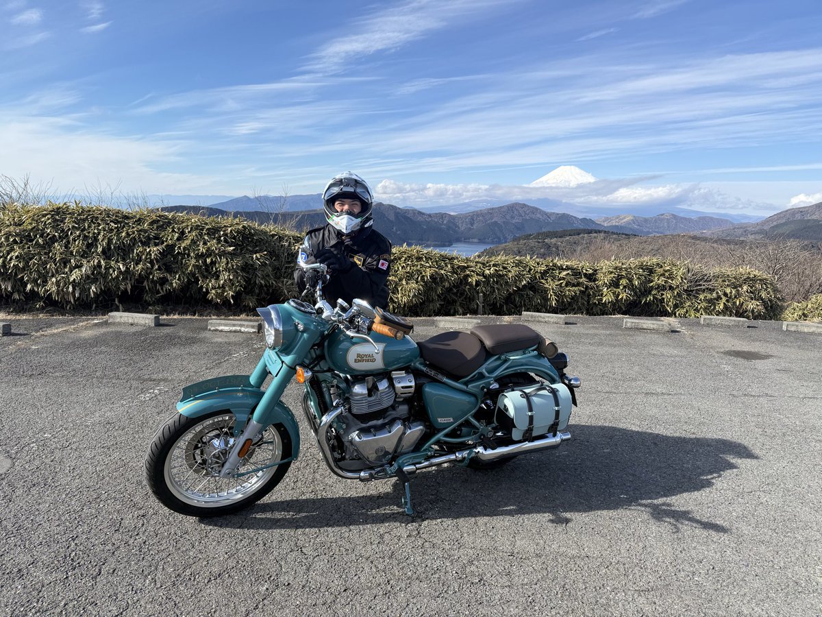 息子乗っけて箱根は大観山へロイヤルで行ってきた。いつもは民度の低い大観山も今日はお行儀が良くて一安心。バイク乗った証拠写真撮って、寒いのでそそくさ退散🥶
さぁあと3台🏍️
#royalenfield 
#classic650