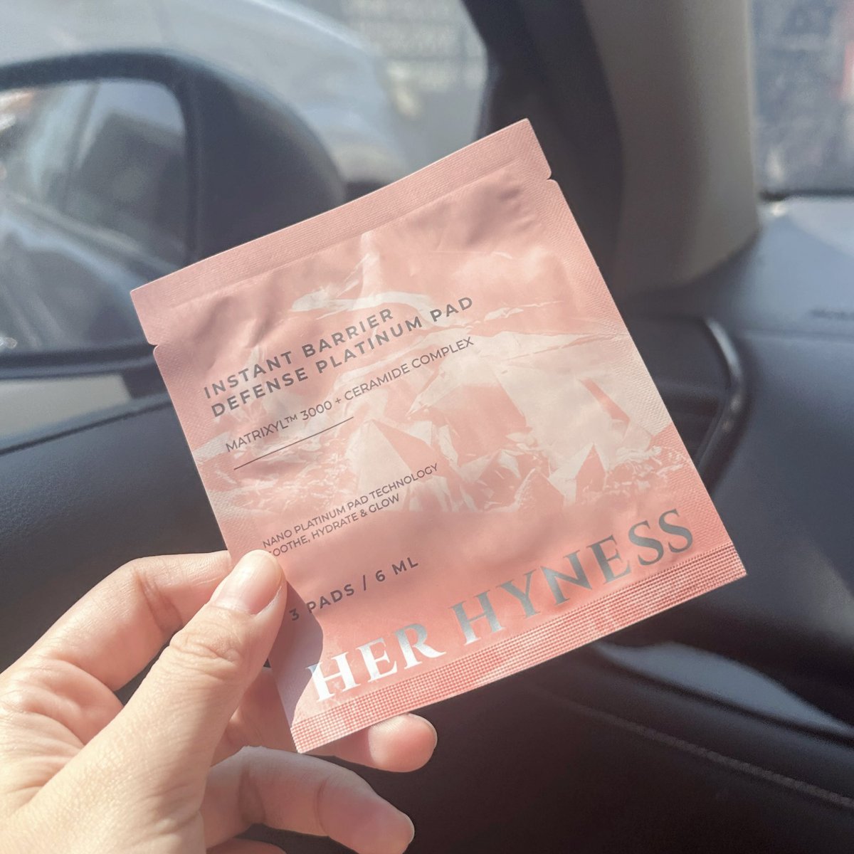 aispdiary's tweet image. บูสต์ผิวกันหน่อย Her Hyness แพดขาว เป็นสูตรที่ช่วยให้ผิว Glass Skin อิ่มน้ำ ภายใน 10 นาที ! เราแปะก่อนแต่งหน้า ระหว่างรอก็แต่งตาไป พอถึงเวลา มาลงงานผิวต่อ ลงคุชชั่นงานมาก ผิวเฟรช ผิวสวย แต่งหน้าง่ายขึ้น เลิฟ #ใช้จริงรีวิวจริง