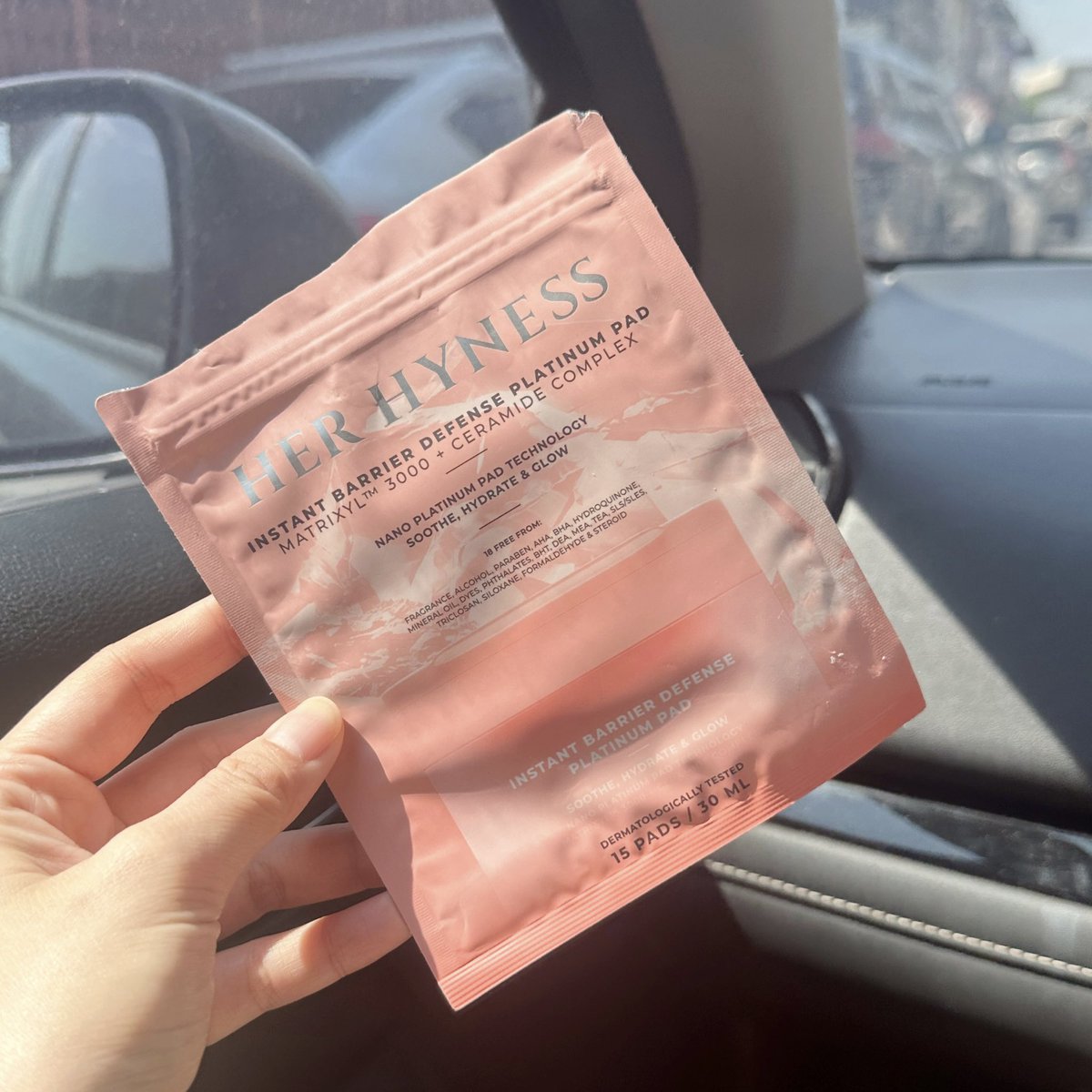 aispdiary's tweet image. บูสต์ผิวกันหน่อย Her Hyness แพดขาว เป็นสูตรที่ช่วยให้ผิว Glass Skin อิ่มน้ำ ภายใน 10 นาที ! เราแปะก่อนแต่งหน้า ระหว่างรอก็แต่งตาไป พอถึงเวลา มาลงงานผิวต่อ ลงคุชชั่นงานมาก ผิวเฟรช ผิวสวย แต่งหน้าง่ายขึ้น เลิฟ #ใช้จริงรีวิวจริง