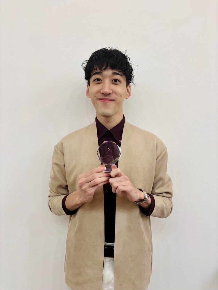 easternborzois's tweet image. ／
今年もありがとうございました🎍🙇
＼

東のボルゾイの2025年・・・
2月『#ソフトパワー』 #MAT を受賞
8月 お陰様で劇団旗揚げ5周年
9月 新作『#ウテルス』上演
 
お客様、お付き合いくださった皆様
どうも有難うございました

来年もかっ飛ばしていきます⚾️
よろしくお願い致します
よいお年を！