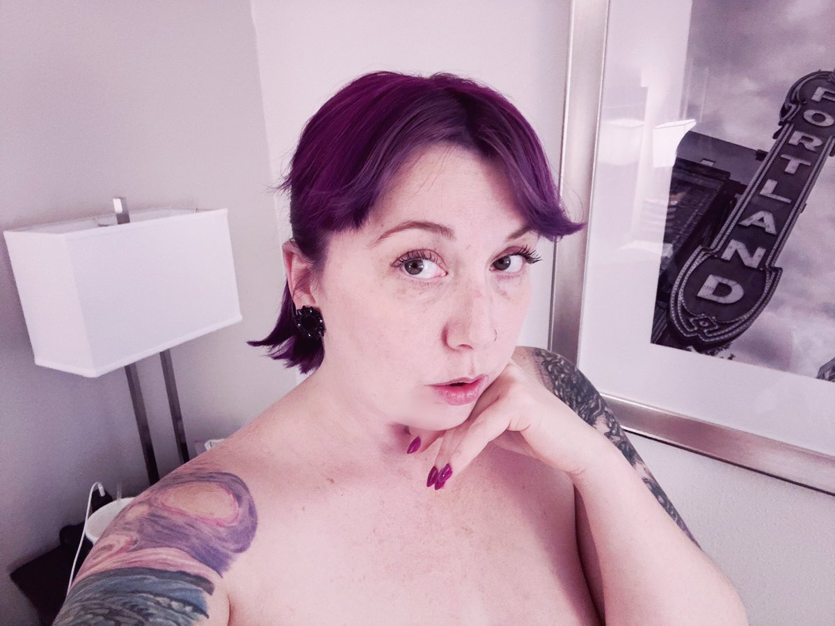 Yay new hair has me feeling like the prettiest little princess 💖💜 
Trying 2 color curtain bangs for something new.