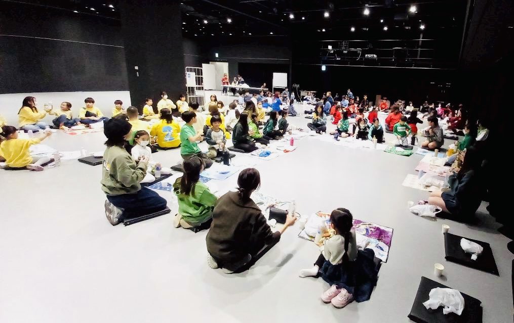 CLOVER90dance's tweet photo. 2025年Xmas会🎄⭐️
今年もみんなでケーキを食べたり
チーム対抗ゲーム大会で盛り上がりました！
今年は赤チーム優勝🏆
おめでとう！
ビンゴでは好きなプレゼントGETできたかな？？ https://t.co/KBrjyMpNAF