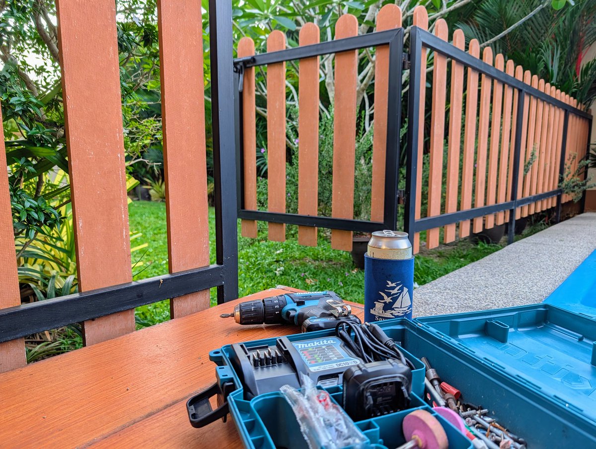 Phuket_Sammy's tweet image. Now that I've had a few drinks, time to break out the drill and fix the fence.

I'm nothing if not a productive #DayDrinking kinda guy. 😂