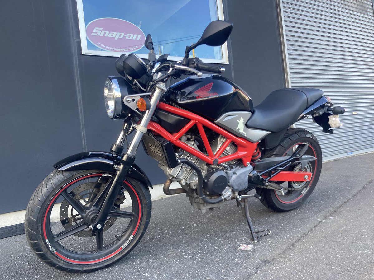 今年ももう終わりですね…
結局、今日まで仕事してます。
今年最後の納車のVTR250
事故からの復活。
ありがとうございましたm(__)m
たくさんのお客さまに出会えたこと、そしてご贔屓にご来店いただけます
お客さまなど今年も本当に感謝の1年でした。
皆さま良いお年をお迎えください！