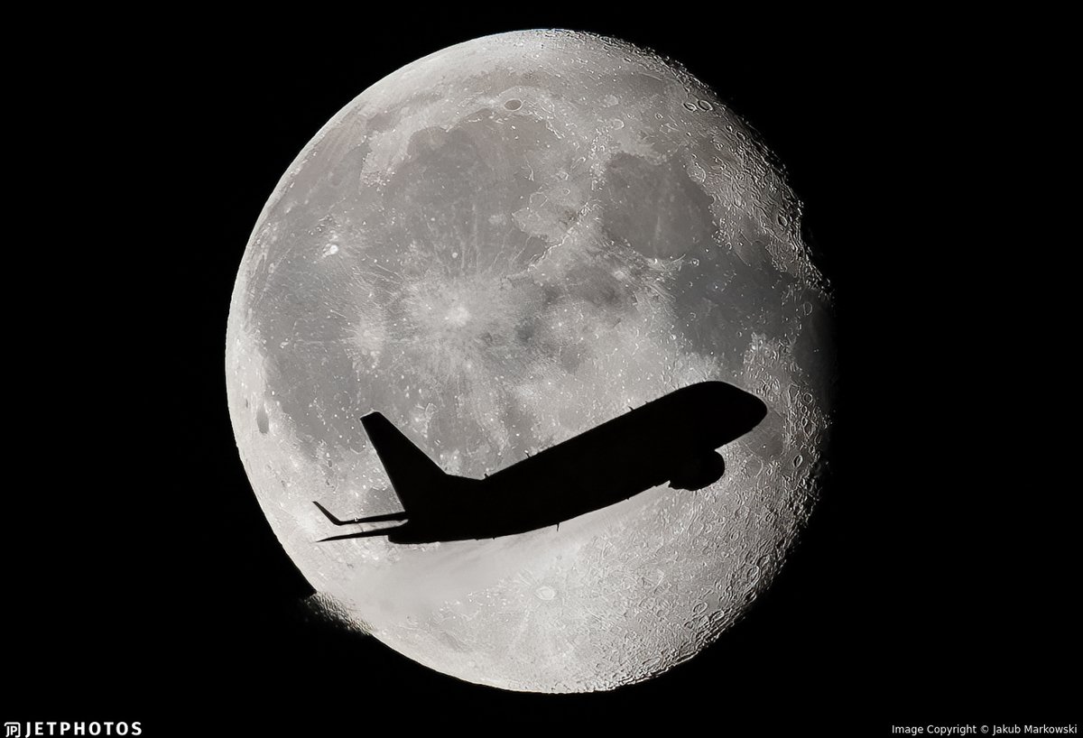 JetPhotos's tweet photo. A LOT E170 crossing the moon climbing away from Wroclaw. https://t.co/LOTp3XRx1x © Jakub Markowski https://t.co/9rpGvDcnbK