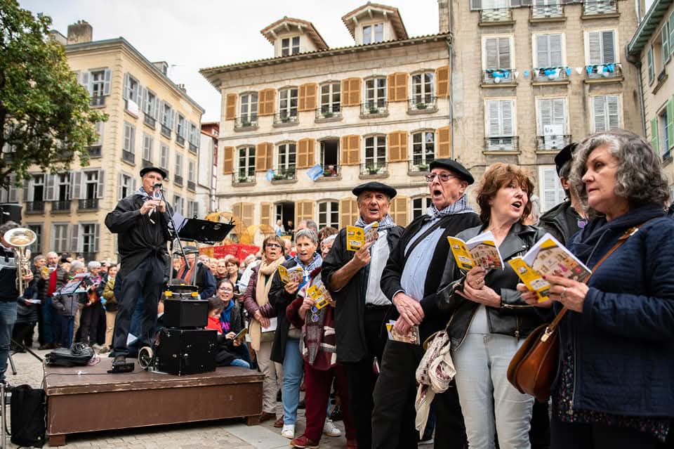 VilleDeBayonne's tweet photo. 🎶 Chant | Le groupe Baionan Kantuz vous donne rendez-vous ce mercredi 31 décembre, à 12h, sur le Carreau des Halles, pour terminer l'année autour de chants basques.
📷 Mathieu Prat 
#BayonneMaVille https://t.co/iJ9Pi8ocE2