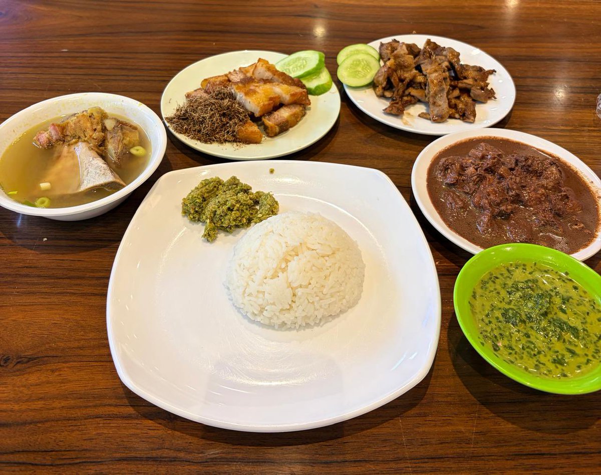 My last lunch di hari terakhir di tahun 2025: bapang, bagor dan saksang margota. 

Abis makan cek darah dan trigliserida di atas 300 😛 Untung kolesterol dan asam urat aman! 

Besok stop makan jeroan, lemak, gorengan dan tepung2an. 

Selamat menyambut tahun 2026!