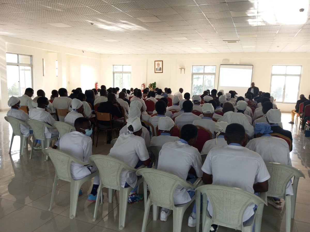 Nonaha, Intumwa za Minisiteri y'Ubuzima bari gusobanurira abakozi b'Ibitaro bya Kigeme itegeko rigenga Serivisi z'Ubuvuzi mu Rwanda no kunoza isuku. Iki gikorwa kiba kigamije gukangurira buri wese gushyitsa neza inshingano muri Serivisi z'Ubuzima atanga (Accountability).