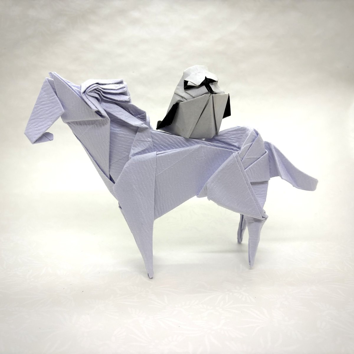 #紅白折り紙合戦　白組
作品名:ウマ、シマエナガ
創作者:私
ウマは新だん紙で折りました🐴
みなさま良いお年をお迎えください😃