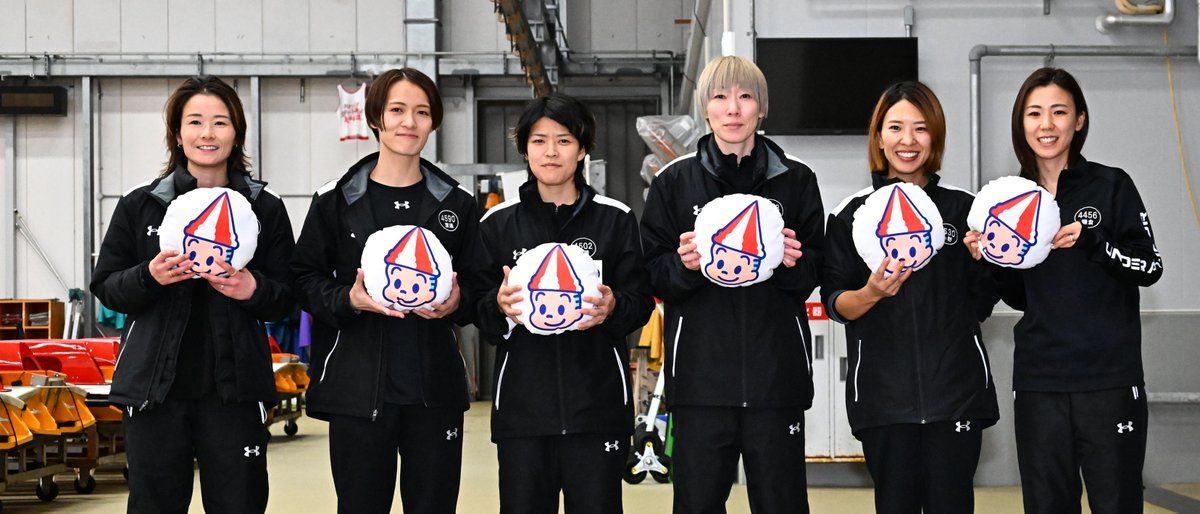 tospo_boatrace's tweet photo. 🎁🚤 プレゼント企画 🚤🎁
ボートレース大村　ターンマーク坊や クッション
✨鎌倉涼選手 サイン入り✨
本アイテムは、
 優勝戦進出選手の写真撮影の際に使用したクッションに、鎌倉涼選手からサインをいただいたものです！

本日【12レース・賞金女王決定戦】
 鎌倉涼選手は１号艇で登場！
【応募方法】
① 東スポボートレース（@tospo_boatrace）をフォロー
② この投稿をリポスト

🗓 締め切り：1/5
📩 当選者にはDMでご連絡します
ぜひご応募ください！