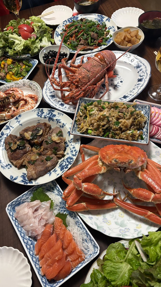 k_yang_opt's tweet photo. 今年のお正月、主役は伊勢海老🦞と越前ガニ🦀
2025最後に美味すぎ幸せすぎ… https://t.co/qKC0Fij3eV