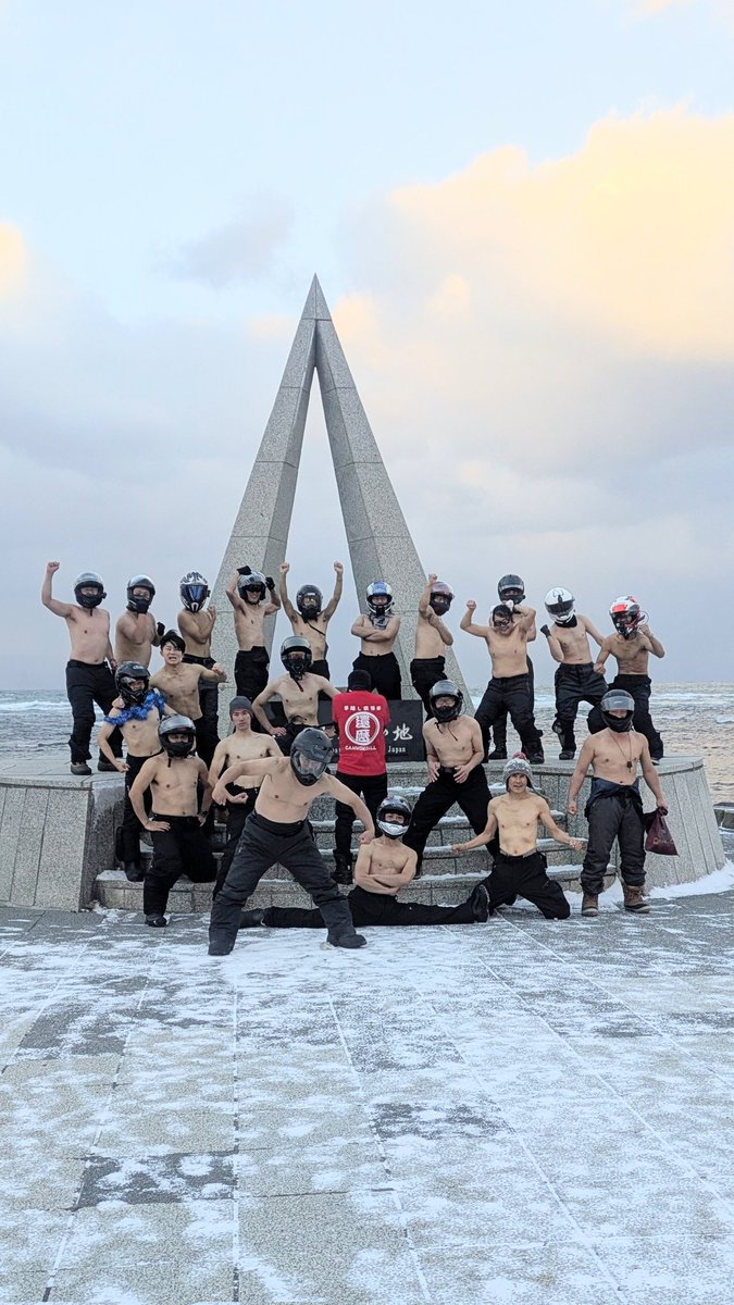 恒例の風景！？
現在−5℃。
あまり寒くはないですが風が出てきました。
脱いでしばらく経つと、少しづつ暖かくなりだし、もっと時間が経つと暑くなるそうです。