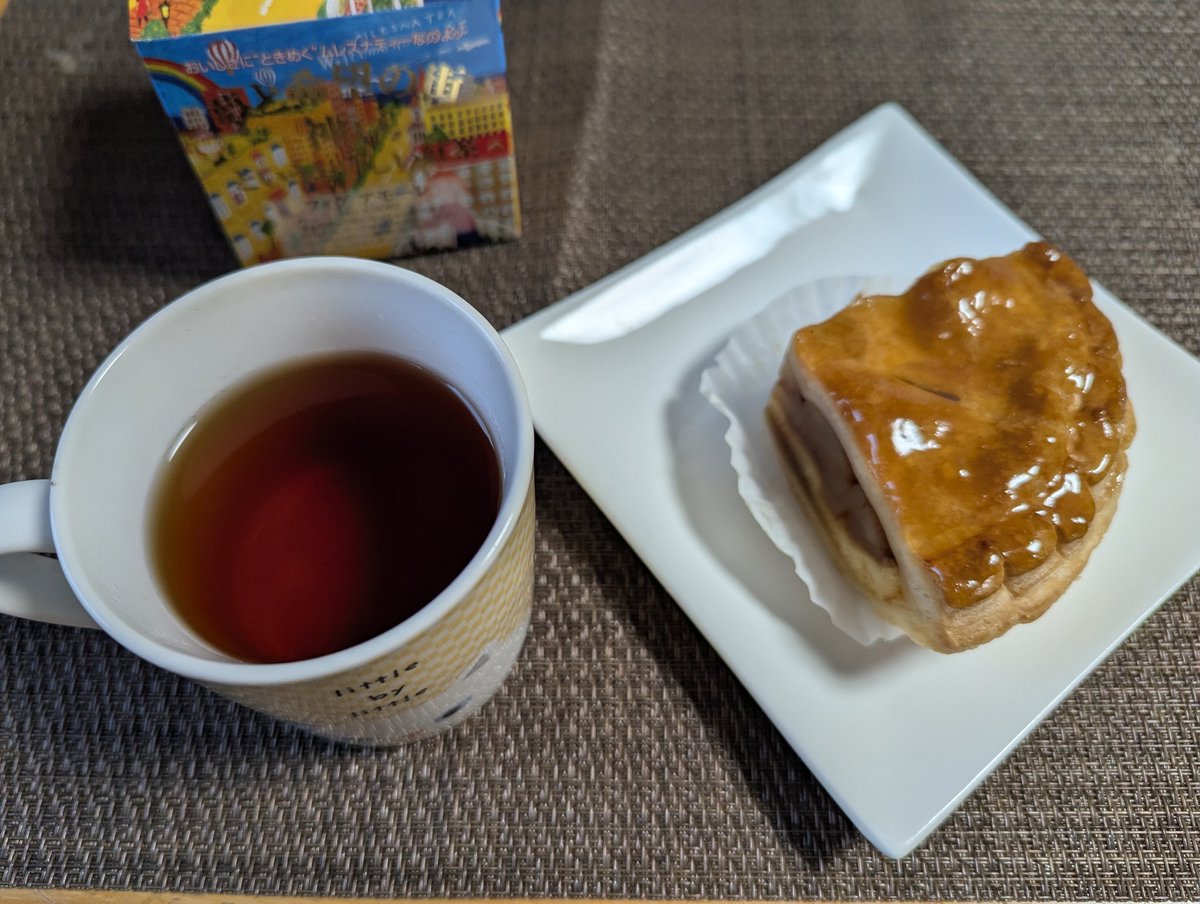 正月休暇２日目　大晦日
私のお嫁くんの録画みなから
片付けしてます
午後ティーは神戸で購入した
ムレスナティー フィグ アモーレ
夢と希望のお茶
おやつは昨日
F＆Mで購入したアップルパイ
皆様良い年越しを✨