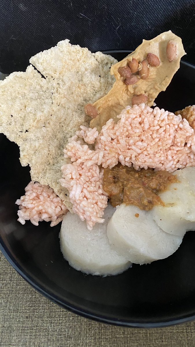 Jadah Ketan adalah salah satu makanan tradisional di Jawa Tengah dan Yogyakarta. Terbuat dari beras ketan, kelapa parut, dan garam. Proses pembuatannya pun tidak rumit. Makanan sederhana tapi bikin kenyang.

#negerisendiri_kuliner