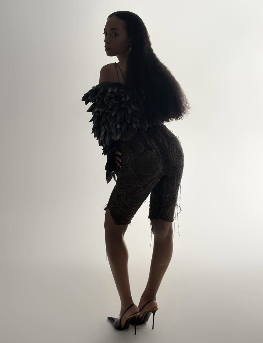 PopTingz's tweet image. Solange looks absolutely gorgeous in new photos.